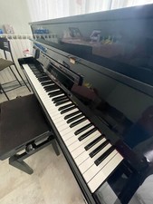  piano droit Yamaha modèle B2 en parfait état fonctionnel design noir brillant