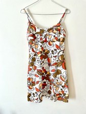 Robe d’été à bretelles fleurie blanche, rouge, orange et marron