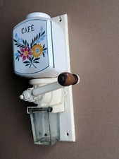 UN MOULIN A CAFE MURAL SUR SOCLE EN BOIS  - AS -