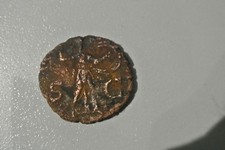 CLAUDE petit bronze 2,5 cm revers soldat avec grand  BOUCLIER  poids 4gr90