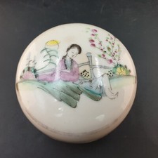 Chine Boîte à onguent ou à fard en porcelaine Décor polychrome personnage XIXe