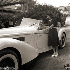 Discussion entre femmes - voiture ancienne - tirage photo ancienne 