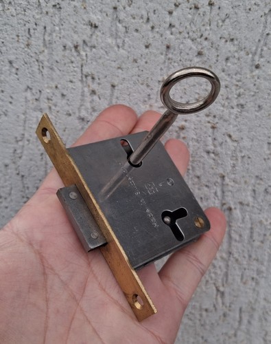 Ancienne serrure avec cle - serrure,