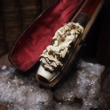 GROSSE PIPE FUME CIGARE EN ÉCUME DE MER SCULPTÉ  Le chasseur et sa belle    "