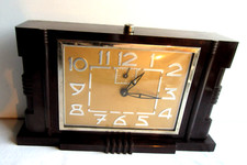 Ancien réveil Art Déco signé JAPY bakélite grenat, verre bombé, chiffres chromés