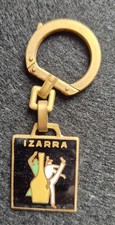 PORTE CLÉ ANCIEN PUBLICITAIRE IZARRA AUGIS MÉTAL FRANCE TRÈS BON ÉTAT 