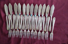 12 fourchettes et 12 couteaux a poisson  en métal argenté SFAM modèle filet