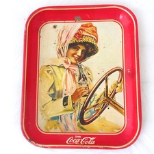 COCA-COLA® PLATEAU METAL FEMME AU VOLANT 33,5 cm x 27 cm