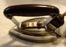 CALOR Fer à Repasser de Voyage Poigner en Bakélite TBE