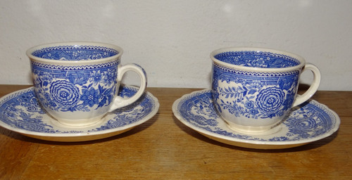Tasses sous à - tasses,