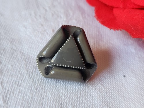 Bouton vintage triangle volume