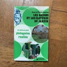 Les gazons et les clôtures du jardin. une photo par geste (photogestes rustica)