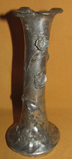 Petit vase soliflore en étain signé Art Nouveau à décor floral et buste de femme