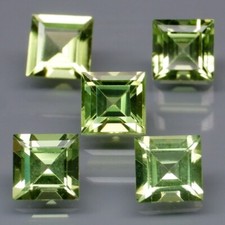 Lot de 5 péridots naturels en square facetté de 3,20Cts