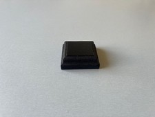 socle peint en noir brillant