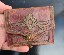 PORTE MONNAIE EN CUIR BRODÉ