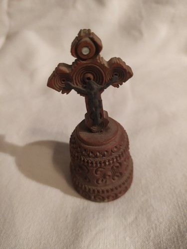 Croix sculptée sur noix - croix,