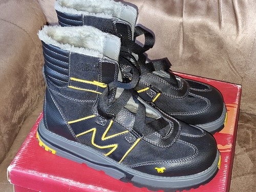 Paire chaussures hiver - de, d'hiver