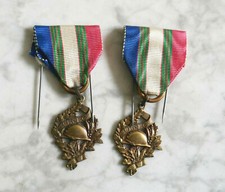 2 DECORATION EN BRONZE AVEC LEUR RUBANS