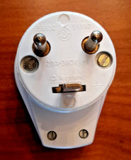 LEGRAND PRISE MALE 2P+T 20A -