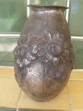 ANCIEN VASE EN ETAIN AUX CHARDONS SIGNE