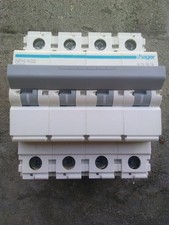 1x disjoncteur 4 poles C  32 Amp , courbe C NFN432  hager 10kA