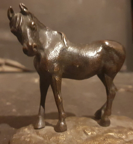 Une figurine bronze à - une, en