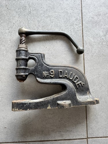 Outil ancien presse - outil, oeillet