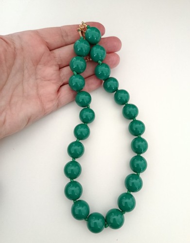 Neuf collier ras - ras, de