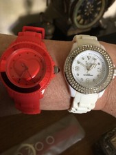 Lot de trois montres OOZOO et ICE WATCH, les deux rouges neuves, la blanche très