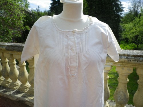 Une chemise nuit - une,