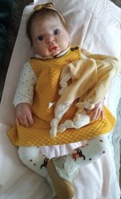 bébé reborn éveillée