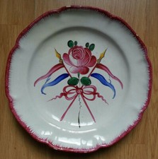 RARE SUPERBE ancienne ASSIETTE XIXe FAIENCE DES ISLETTES rose drapeaux piques