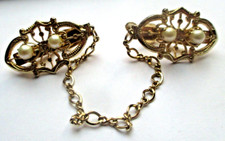 Attache gilet cape pinces couleur or perles superbe accessoire vintage 5525