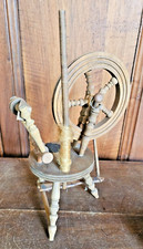 ANCIEN JOUET PETIT ROUET MACHINE A FILER LA LAINE  EN BOIS H 35 CM
