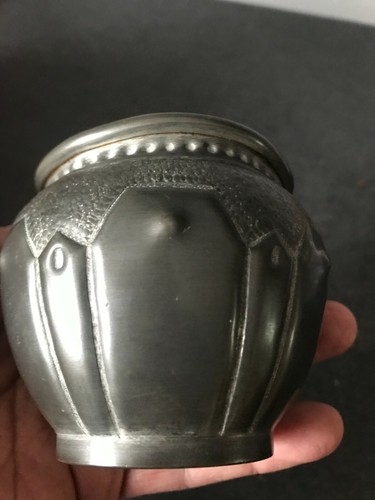 Petit pot etain signé - petit,