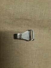 Attache métallique pour dague