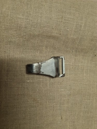 Attache métallique pour dague