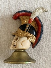 ANCIENNE VANITÉ EN OS CASQUE