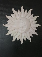 Bas relief Soleil et Lune en staff - Décoration Murale Artistique 39 cm