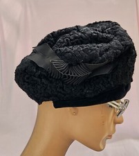 TOQUE EN ASTRAKAN ASYMÉTRIQUE ÉLASTIQUE INTÉRIEUR AUTHENTIQUE VINTAGE D’OCCASION