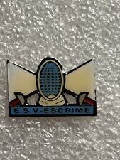 Pin’s  Escrime ESV Jaunie Dans Les Blancs Masque Épée Sabre Touche Sport