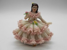 FIGURINE JEUNE FILLE ROBE EN DENTELLE EN PORCELAINE ALLEMANDE DE DRESDEN