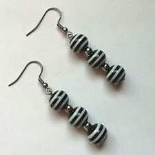 1 PAIRE BOUCLES D'OREILLES ACIER INOXYDABLE RAYEES NOIR BLANC HYPOALLERGENIQUE