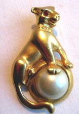 Broche fantaisie Art Déco, métal doré: Chat yeux en verre et sa balle nacrée