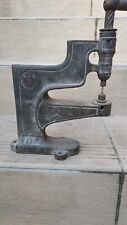 Ancien emboutisseur de cordonnier , presse en fonte  Daudé N° 10