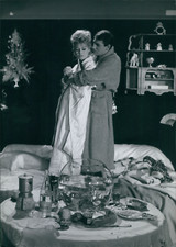 Actrice Brigitte Bardot et Robert Hossein dans "Le Repos du guerrier", 1962, vin