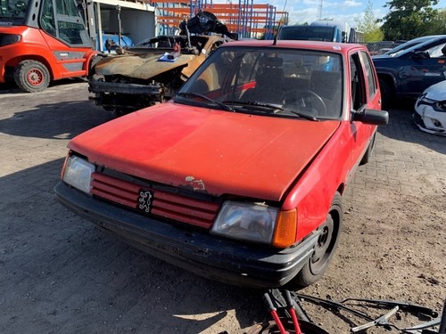 Fusee avant gauche peugeot 205 - gauche,