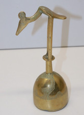 *JOLIE PETITE CLOCHETTE de TABLE LAITON ART AFRICAIN SOUVENIR de VOYAGE déco  D