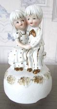 Statuette en porcelaine couple